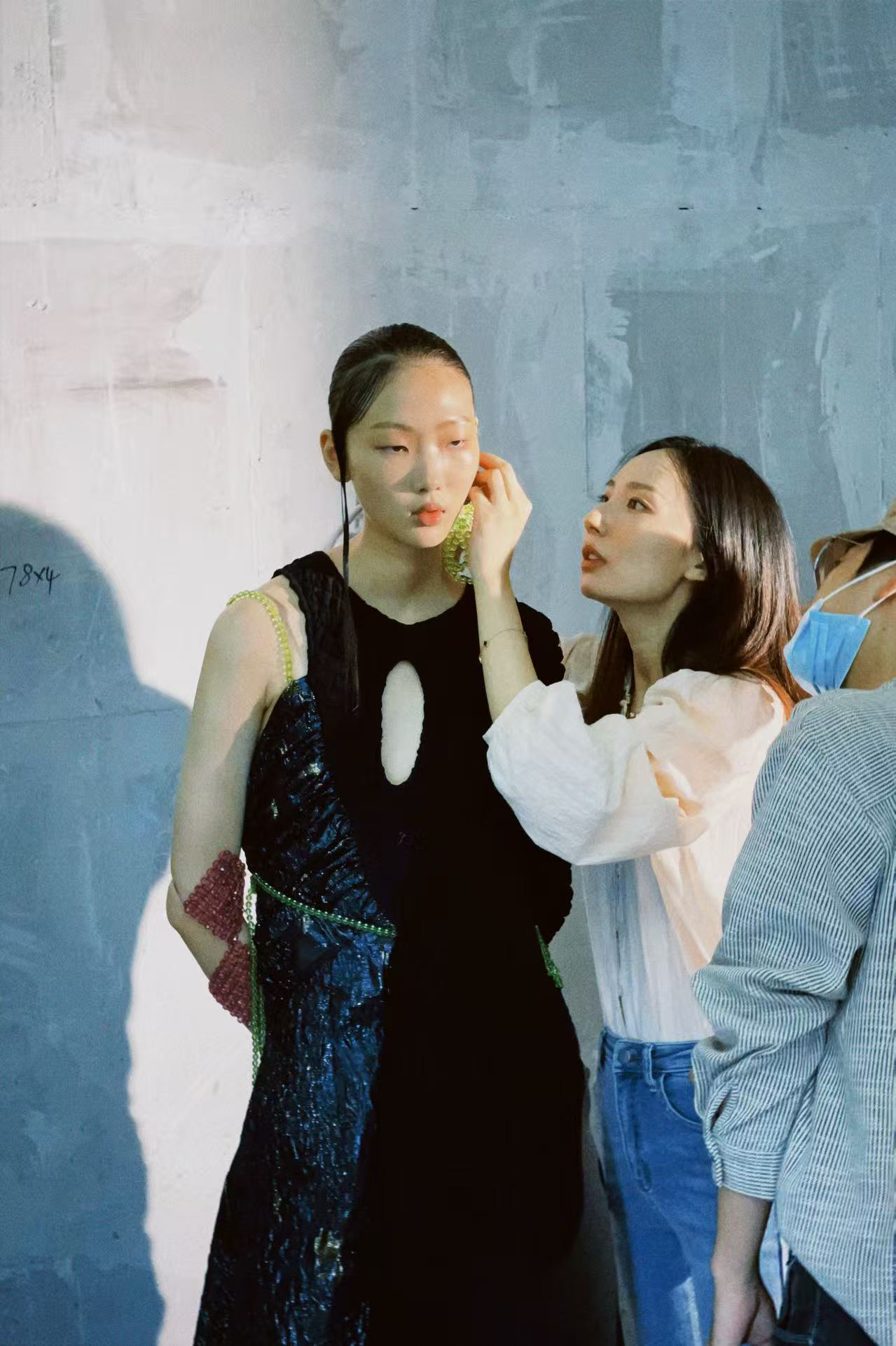 BACKSTAGE OF THE FASHION SHOOTING